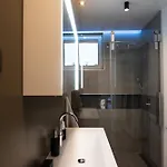 아파트 Modern Designer Retreat In