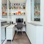 아파트 Modern Designer Retreat In