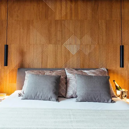 Modern Designer Retreat In Apartment *