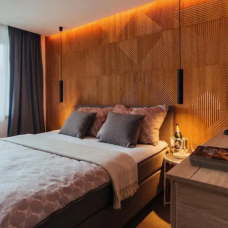 Modern Designer Retreat In Apartment *