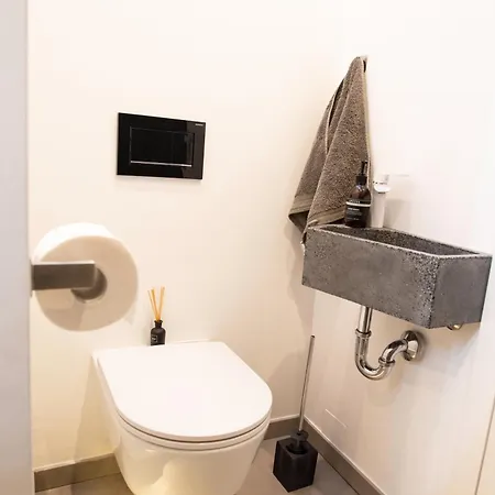 Modern Designer Retreat In شقة *